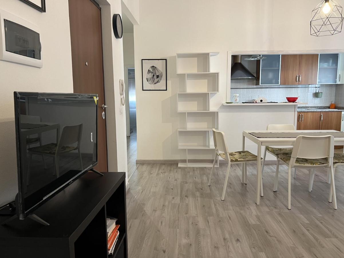 White Flat 2 *